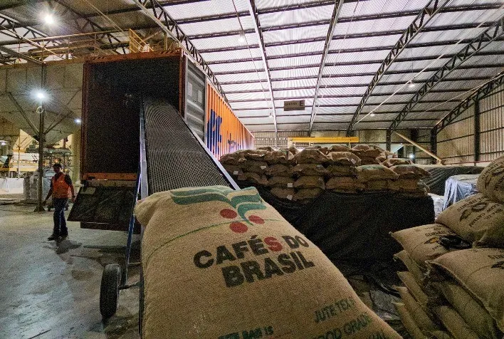 Caminhão carregado com sacas de café brasileiro pronto para exportação.